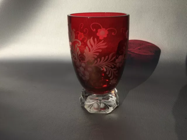 Rotes  Glas Andenken Vase mit Schliffdekor