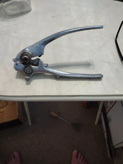 https://www.picclickimg.com/OcUAAOSwAltkef5q/Vintage-Rare-Rival-Aluminum-Hand-Crank-Twist-Manual.webp