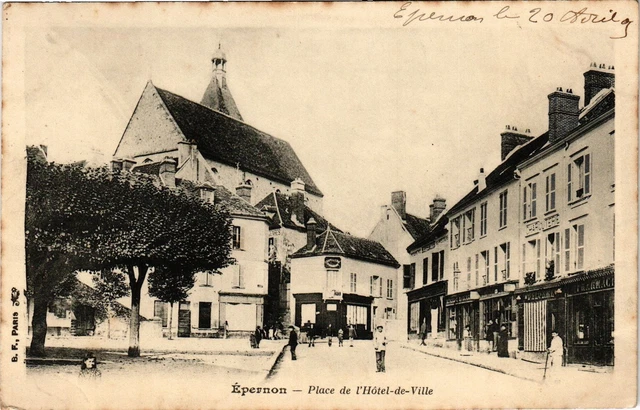 CPA EPERNON-Place de l'Hotel de Ville (184332)