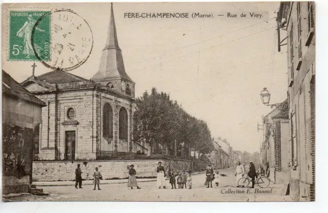 FERE CHAMPENOISE - Marne - CPA 51 - animation et vélo rue de Vitry - église