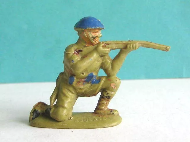 1 x CHARBENS TOYS 1960's. BRITISH 8th ARMY INFANTRY. 1/32 SCALE PLASTIC SOLDIER