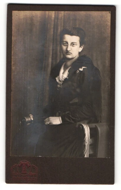 Fotografie Hermann Tietz, München, Portrait junge Frau mit Brille