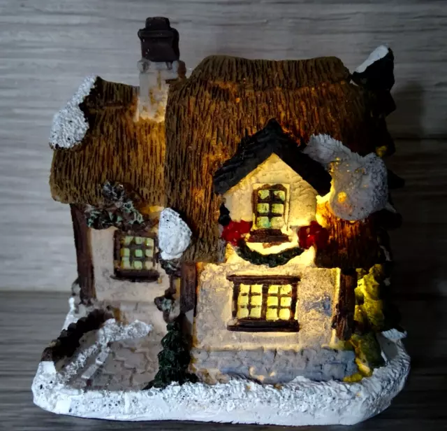 Haus f. Weihnachtsdorf-LED beleuchtet-Weihnachtshaus-Winterdorf--10 x 9,5 cm-(1)