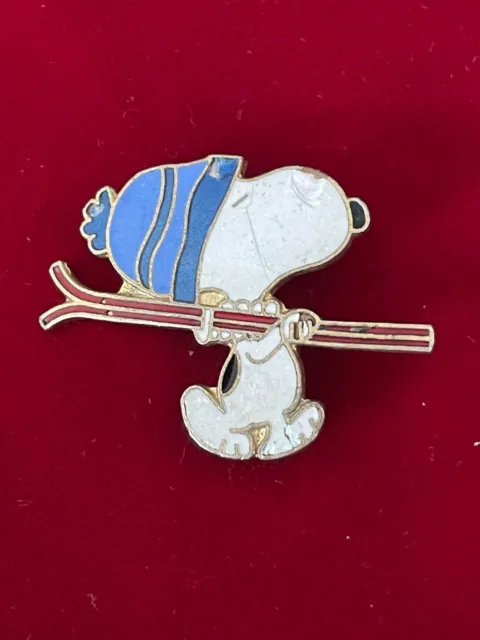Snoopy Holding Skis Cloisonné Enamel Tie Lapel Hinge Pin Skiing Peanuts Gang