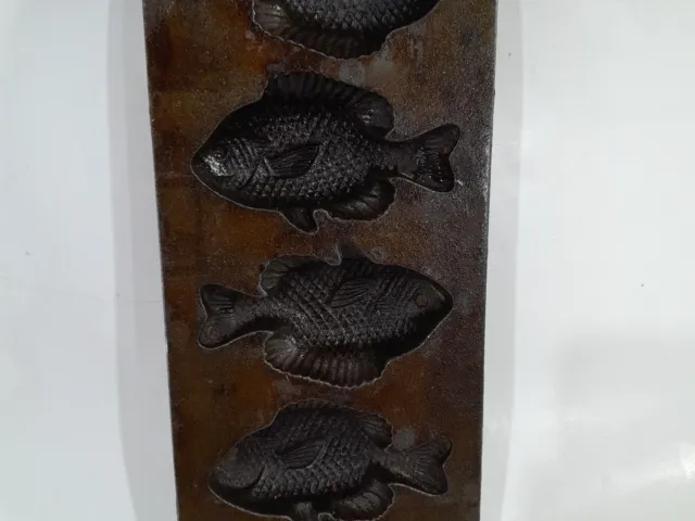 https://www.picclickimg.com/OeYAAOSw0c1lBgUb/vintage-Lodge-5PP2-cast-iron-5-fish-motif.webp