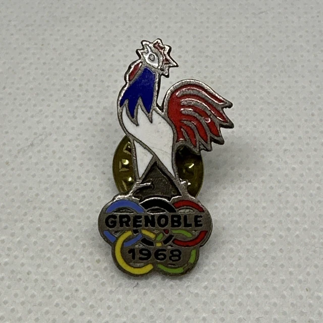 Ensemble de badges des jeux olympiques de Grenoble 1968 comprenant un badge officiel des jeux de