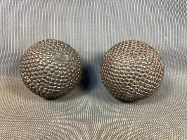 Lot de 2 anciennes boules de pétanque en bois à clous déco bistrot guinguette