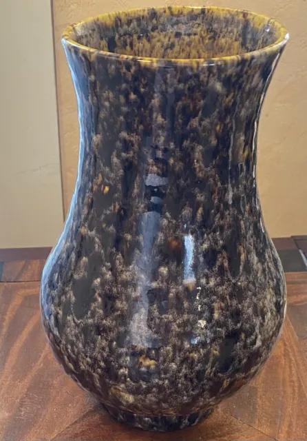 Vase céramique Accolay à décor moucheté marque à la tête de taureau -Haut. 21 cm