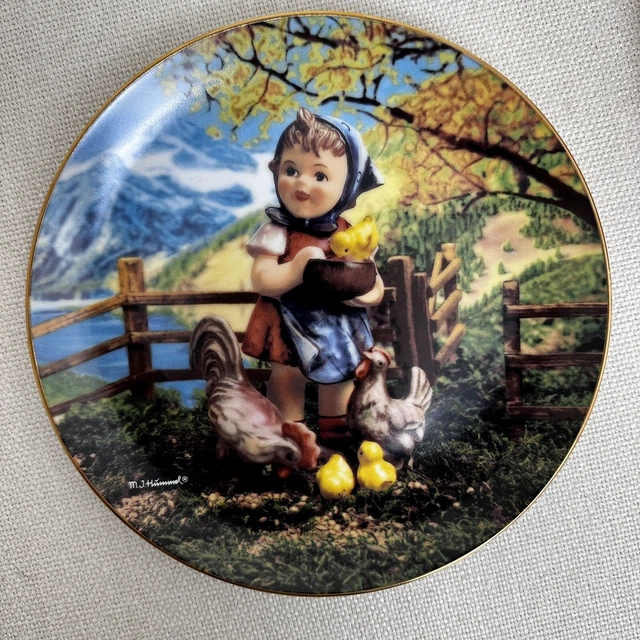 Danbury Mint - MI Hummel Plate Collection Gentle Friends Series - Feeding Time