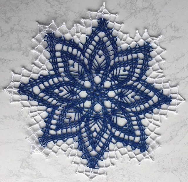 kleines Häkeldeckchen in kobaltblau-weiß 28 cm - Handarbeit