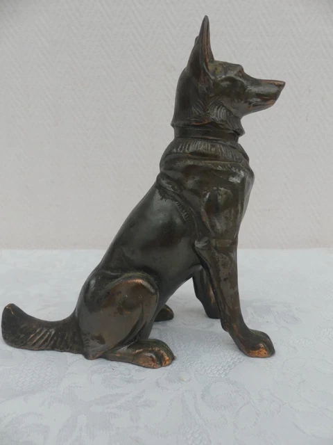 chien loup ou berger allemand en régule art déco