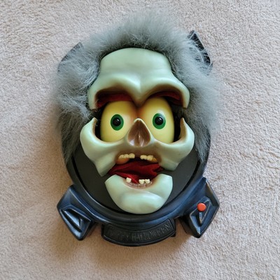 GEMMY ANIMATED HALLOWEEN Skeleton Zombie Talking Sensor Wall Head