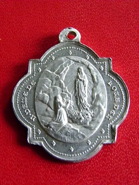 Medaille Religieuse Ancienne. Notre Dame De Lourdes. Aluminium.