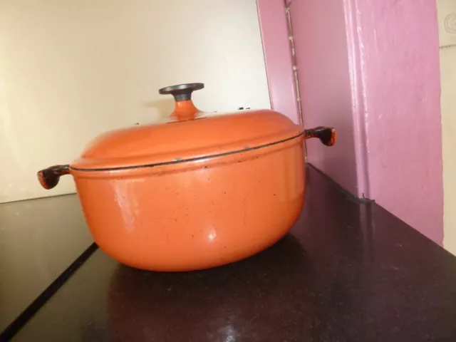 Cocotte en fonte LE CREUSET marron en bon état d'usage diamètre 23 cms