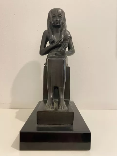 Rare Ancien Moulage du Musée du Louvre Egyptien Statue d' Isis allaitant Horus