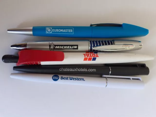 LOT de 5 STYLOS PUBLICITAIRE TOUTES MARQUES .