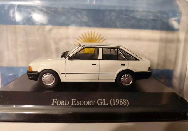 Sun Star Models 1:18 Ford Escort MK2 Ghia Année 1968 Losange Blanc Avec Toit Noir 4621