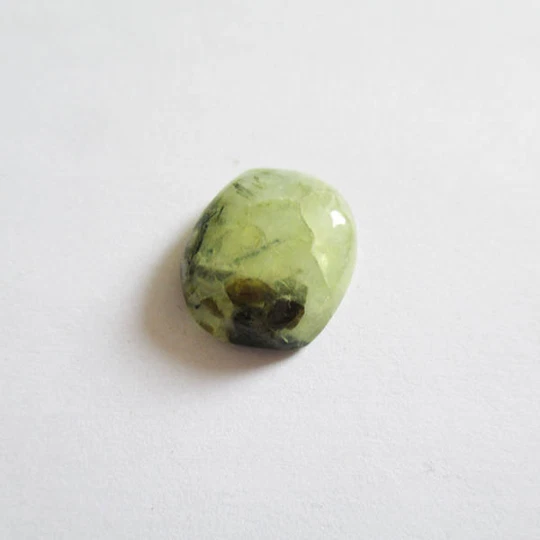 Préhnite cabochon pierre fine 17x16x5mm gemme multicolore reiki chakra plexus