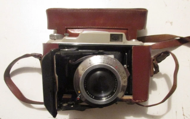 Foto De Appareil Photo Ancien à Soufflet Et Sa Sacoche En Cuir En Packshot Sur Fond Blanc