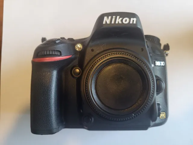 Nikon D600 24.3 MP Digital SLR w Nikkor 28-200mm f3.5-5.6 lens, case, flash,more