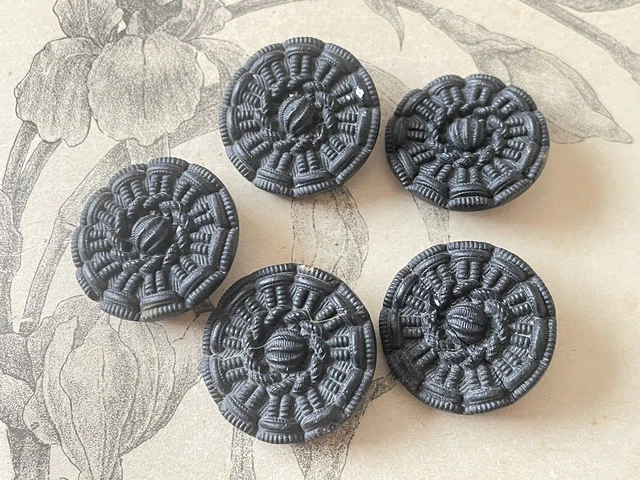 5 grands boutons anciens en verre noir ciselé - collection Mercerie