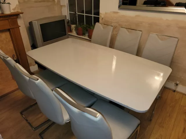 extending dining table and 6 chairs used