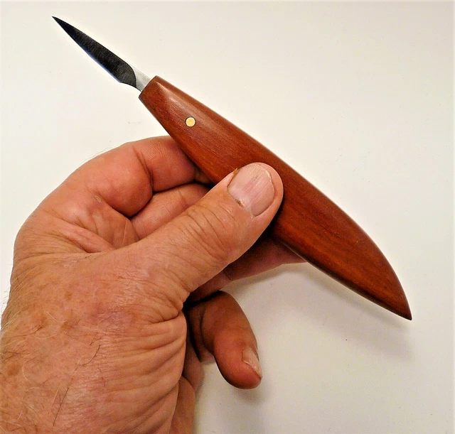 Cuchillo coleccionable hecho a mano GLK #9 L tallado en madera y detalle de reducción