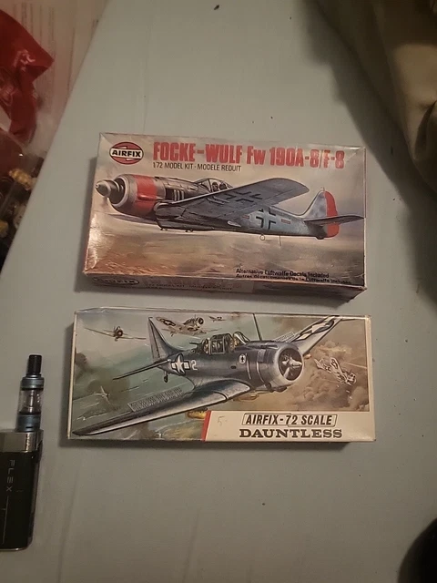 Lot de 5 maquettes d'avions et soldats (Gebraucht) in Fribourg für CHF