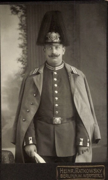 CdV Deutscher Offizier in Uniform, Portrait, Paradehelm, Mantel - 10635805