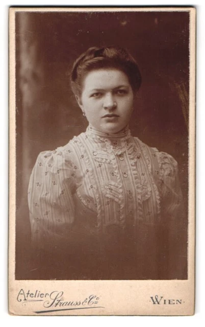 Fotografie Atelier Strauss, Wien, Kohlmarkt 5, Portrait brünette Schönheit in e