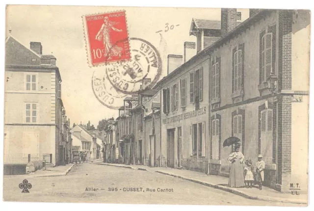 CPA 03 - CUSSET (Allier) - Rue Carnot - small animation