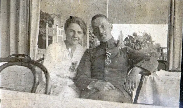 1916 Was für ein Glück- Offizier bekam Eisernes Kreuz*Frau strahlt Foto