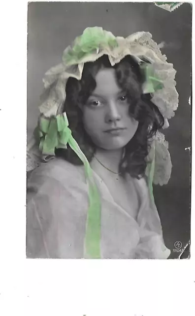 CPA carte postale ancienne portrait  jeune fille triste coiffe Ste Catherine ?