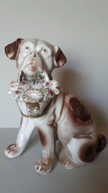 Alter sitzender Hund mit Blumenkorb im Maul Keramik Figur Bulldogge antik 20cm