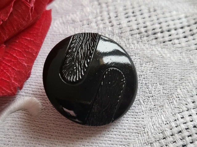 Bouton ancien en verre noir travaillé  à  pied métal diamètre 2,2 cm D9C