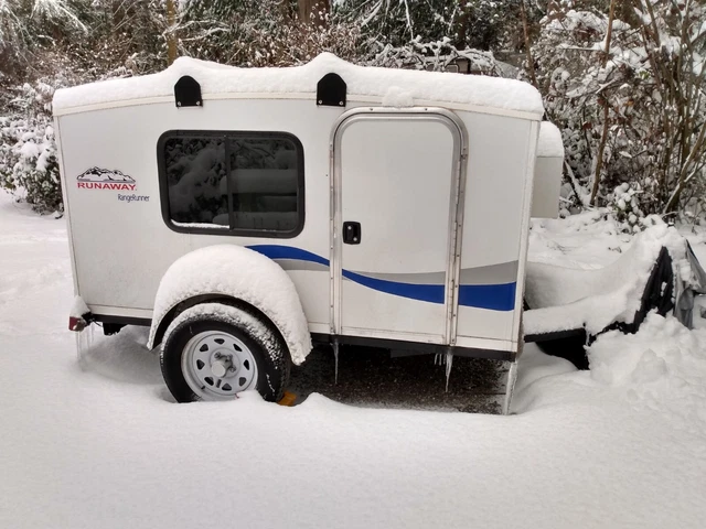 Runaway Range Runner 2021, 750 pound easily towable camper solid fiberglass roof