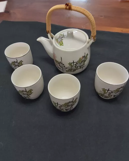 https://www.picclickimg.com/Oj4AAOSwlPtkXW6j/Vintage-Set-4-Japanese-Tea-Cups-White-Chrysanthemums.webp