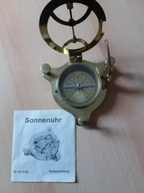 Sonnenuhr mit Bedienungsanleitung im Holzkasten