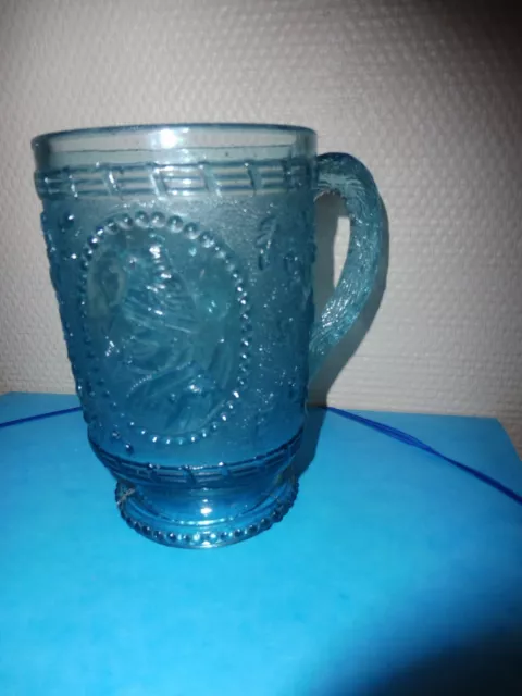 CHOPE à BIERE en verre bleu soufflé moulé de Fougères (35) Polichinelle guignol