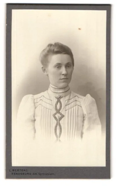 Fotografie Ludwig Mertens, Rendsburg, Portrait junge Dame in modischer Kleidung