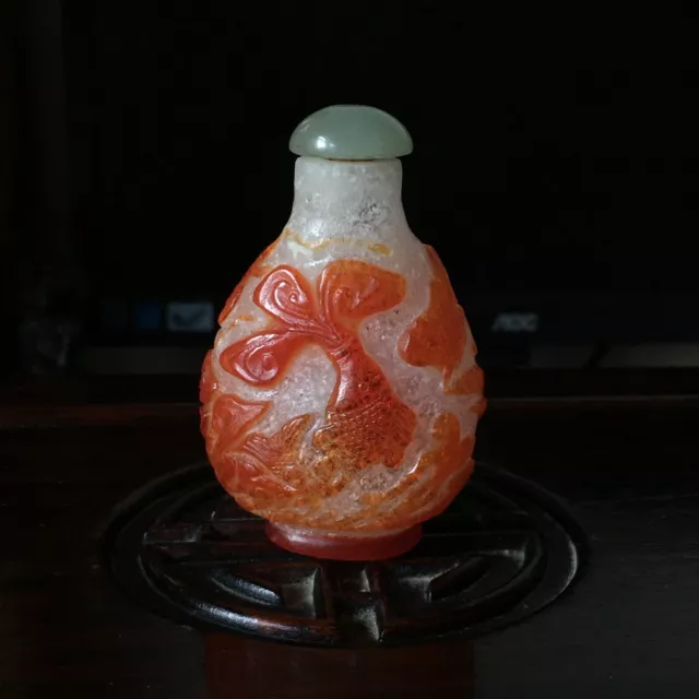 Chinese Qing dynasty red overlay" snowflake" glass snuff bottle