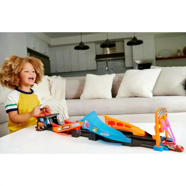 Disney and Pixar Cars Glow Racers Launch & Criss-Cross Playset with 2 Glow Cars