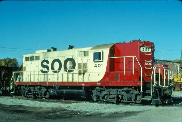 SOO 401 GP-9, Gladstone, Mi, 10/83; Kodachrome Original