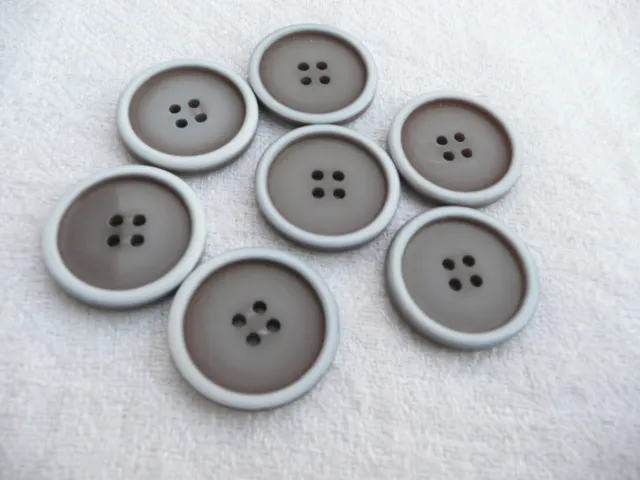 7 boutons anciens  en  plastique blanc/GRIS