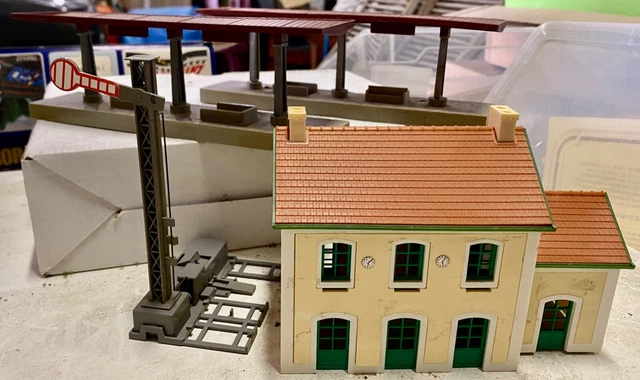 Petite maison bretonne en pierre à l'échelle HO