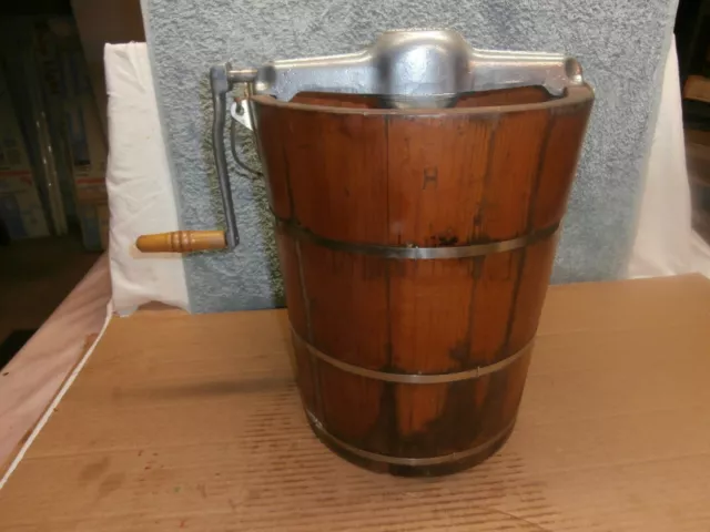 White Mountain 4 Qt. Hand Crank Ice Cream Maker Freezer Triple Motion Works Good White Mountain 4 Qt. Hand Crank Ice Cream Maker Freezer Triple Motion Works Good