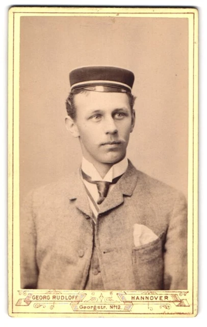 Fotografie Georg Rudloff, Hannover, Student im hellen Anzug mit Couleur