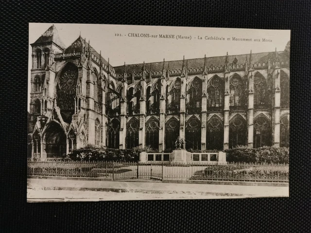 CPA 51 CHALONS-SUR-MARNE - La Cathédrale et Monument aux Morts