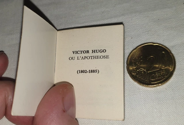 Poupée bleuette ancienne : beau petit livre minuscule sur Victor Hugo 2