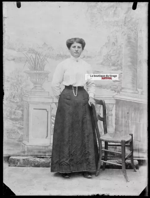 Plaque verre photo ancienne négatif noir et blanc 9x12 cm femme robe vintage